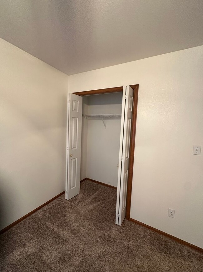 Building Photo - Spacious 2 Bed, 2 Bath Townhome