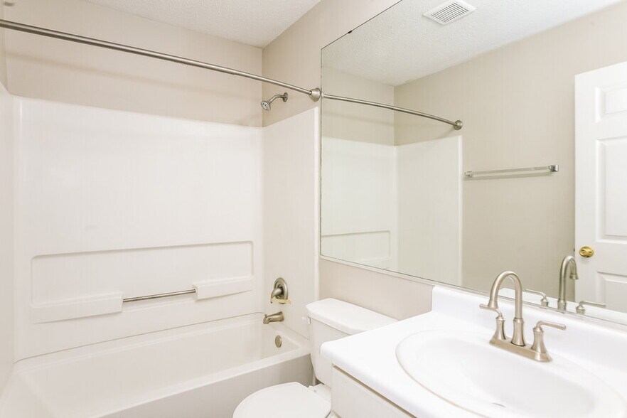 Building Photo - 7204 Parklake Pl