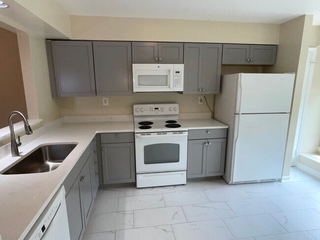 Building Photo - Gorgeous 3BR 2 full bath, 2 half bath end unit townhome located in the Woodmont Place community o...