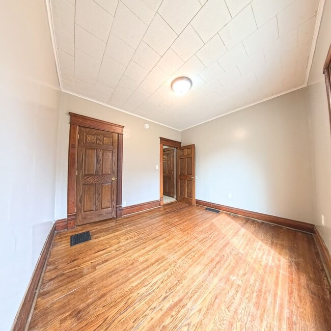 Building Photo - Spacious 5 bedroom 2 Bath Home