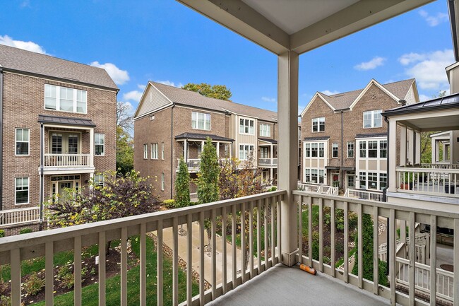 Building Photo - Gorgeous Spacious Townhome in the Heart of...