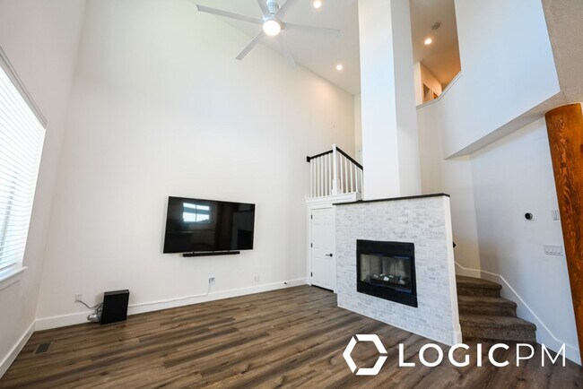 Building Photo - 1034 Lincoln Ln