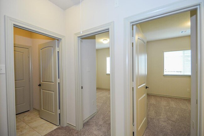 Building Photo - 2414 Argos Dr