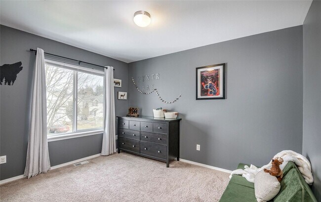 Building Photo - Large 3 bedroom pet friendly home at a gre...