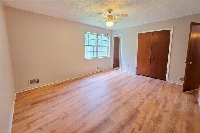 Building Photo - 3533 Charlotte Dr