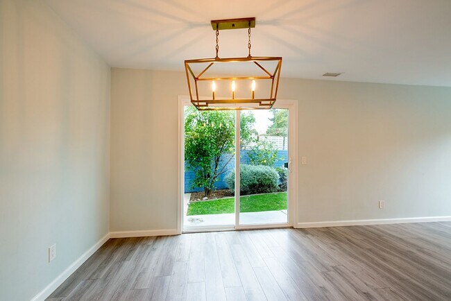 Building Photo - Charming Three Bedroom 2 Bath Home with Spacious Backyard for Entertaining!