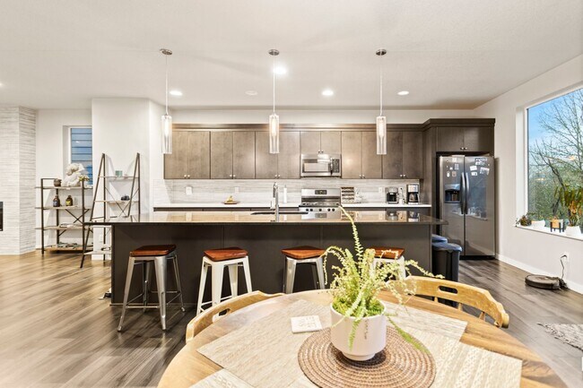 Building Photo - Available 4BR/4BATH Modern Home near Ash C...
