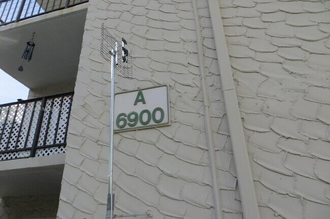 Building Photo - 6900 N Kendall Dr