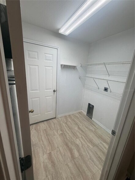 Building Photo - 11422 Crestlake Village Dr