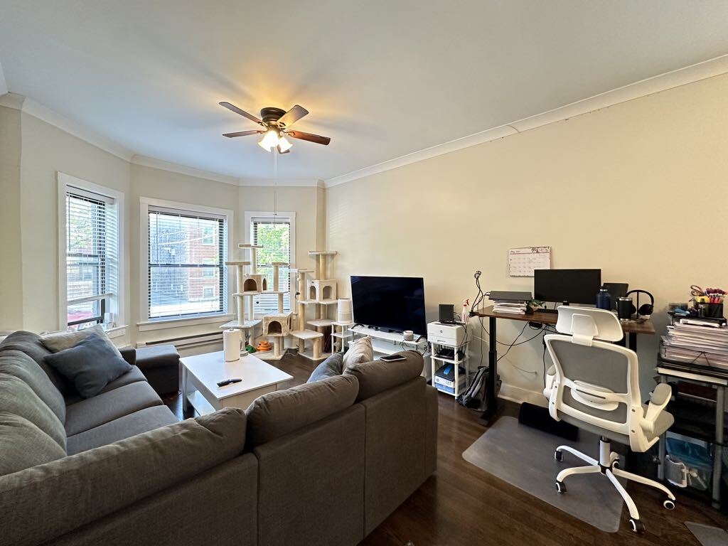 Building Photo - 842 W Waveland Ave