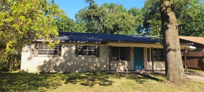 Building Photo - Beautiful 4 bedroom/1 bath home fully reha...