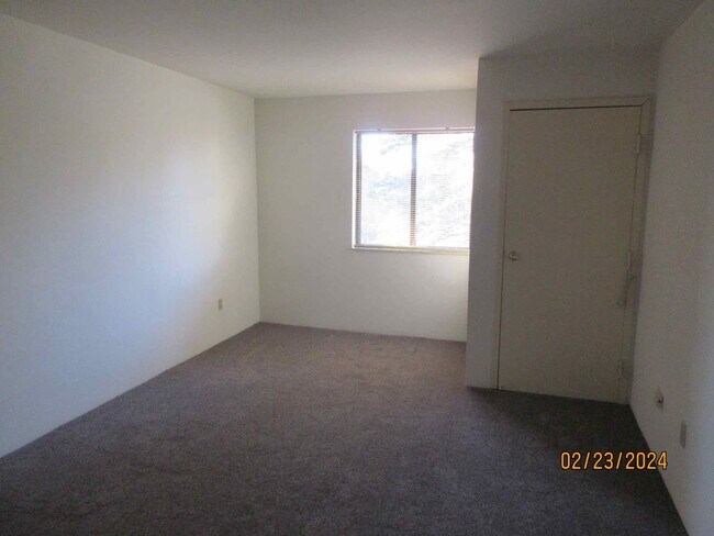 Building Photo - Spacious 2 bedroom + den in Germantown!