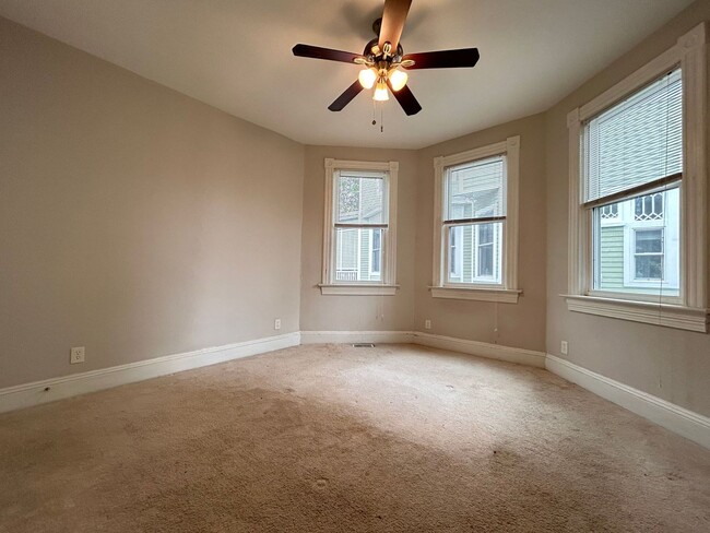 Building Photo - Charming 2-Bedroom Home -Close to Downtown...