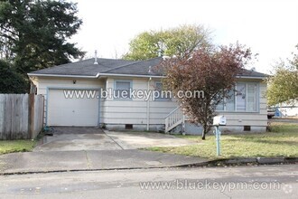 Building Photo - 2 Bed 1 Bath Home with Huge Bonus Room Nea...