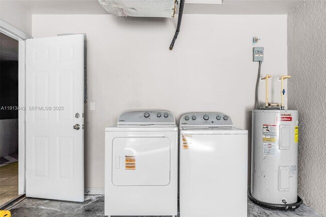 Building Photo - 2412 Millie Ave S