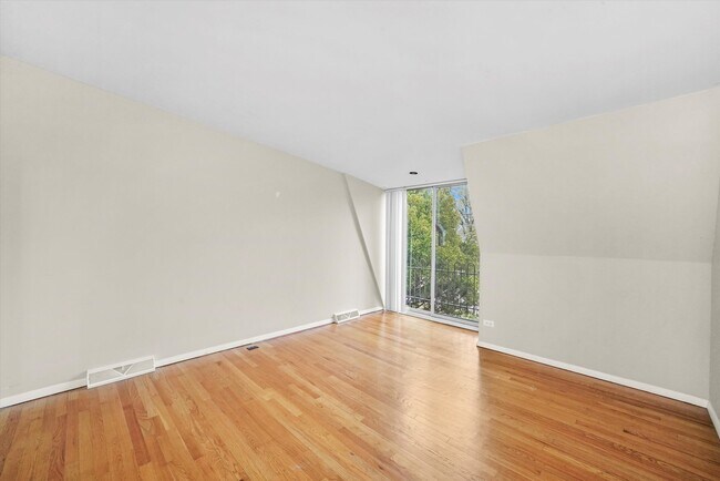 Building Photo - 406 S Lageschulte St