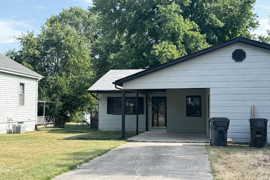 Primary Photo - 2602 E Main St