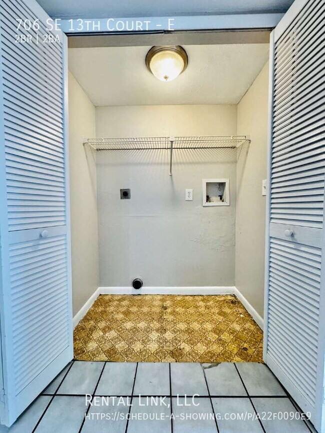 Building Photo - 706 SE 13th Ct