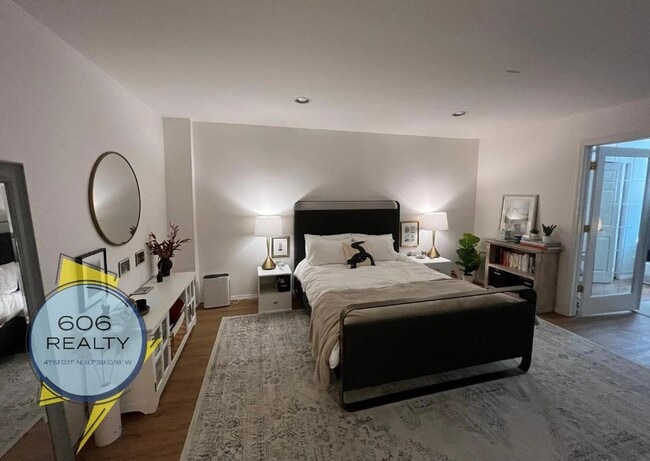 Building Photo - Beautiful, Single Family Townhome, Great L...