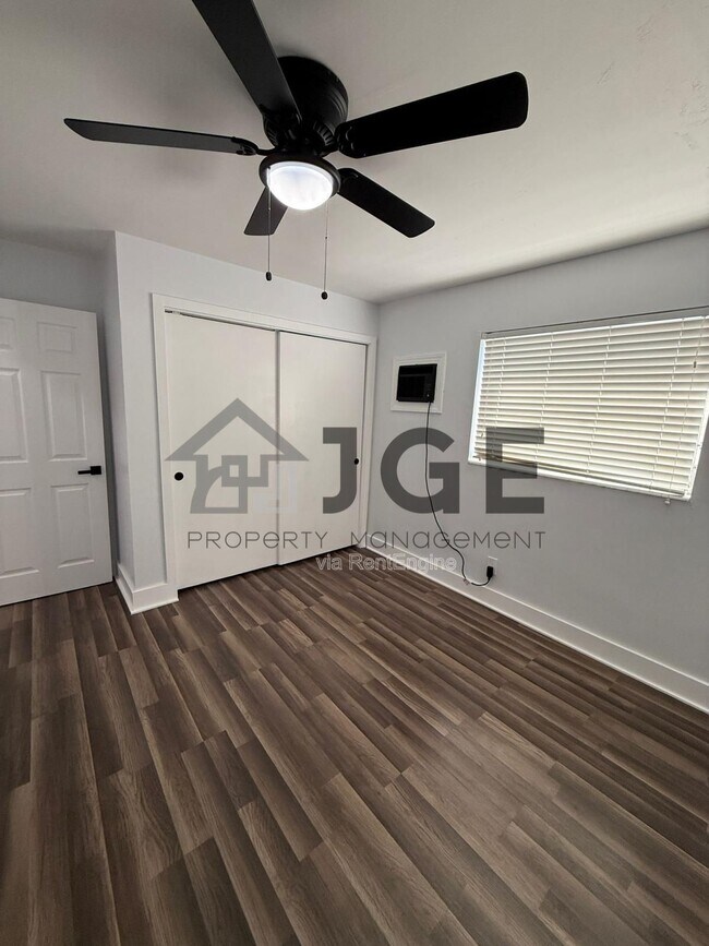 Building Photo - 810 Lake Shore Dr