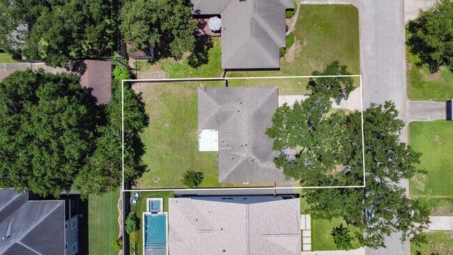 Building Photo - 2107 Hewitt Dr