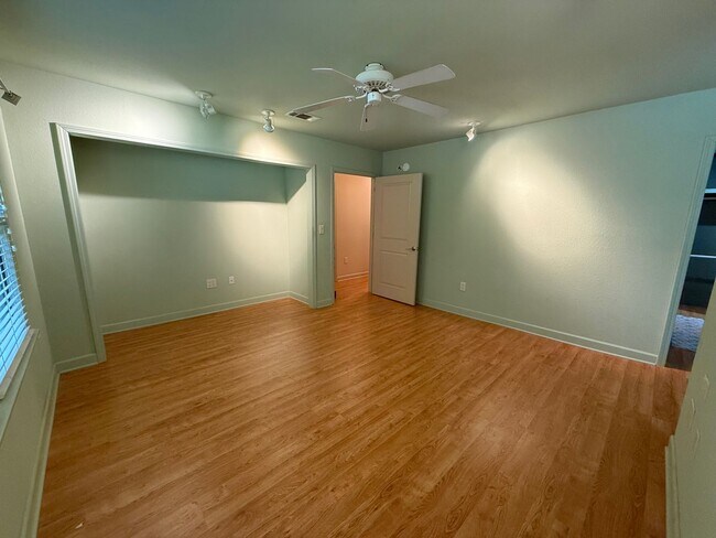 Building Photo - 303 Interbay Ave