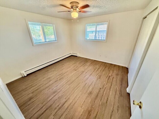 Building Photo - Updated 2 bedroom apartment in north Loveland! Rent Includes Water/Sewer/Gas/Trash/Common Area El...