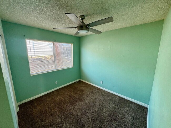 Building Photo - Nice 2 Bedroom Home with Large Backyard an...