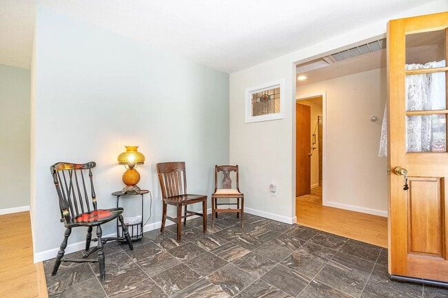 Building Photo - Centrally located one bedroom, one bath ho...