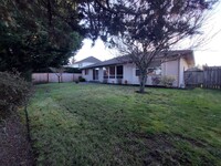 Building Photo - Single level charmer 3 bed 2 bathrooms!