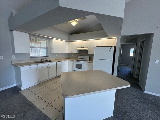 Building Photo - 1405 SW 10th St