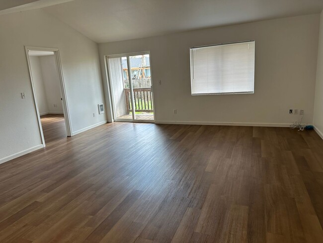 Building Photo - Single Level 3 Bedroom 2 Bath Unit With Ne...