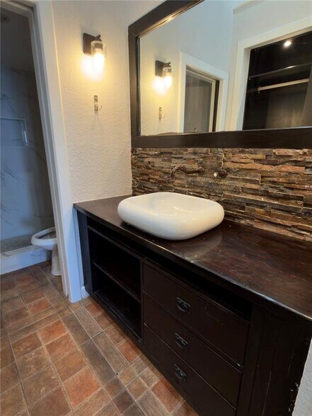 Building Photo - 2831 N Oakland Forest Dr