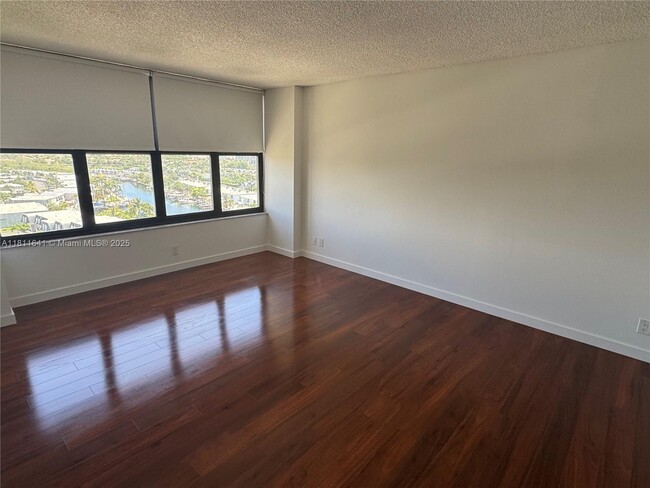 Building Photo - 2500 Parkview Dr