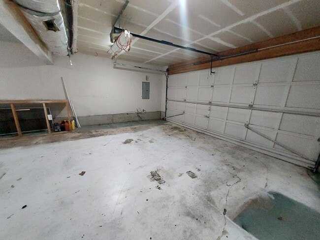 Building Photo - 4 bedroom 2.75 bath, Huge Fenced Yard with Landscaping Included!!