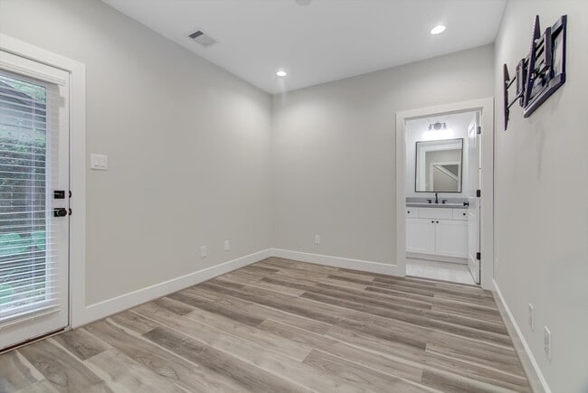 Building Photo - 1329 Buescher Dr