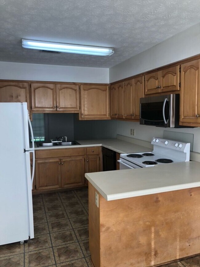 Building Photo - Duplex Available Fall 2026!