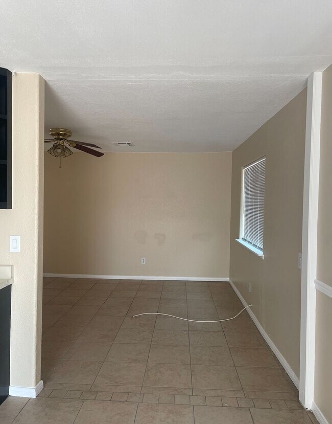 Building Photo - Beautiful 4 Bedroom 2 Bathroom house ( Smo...