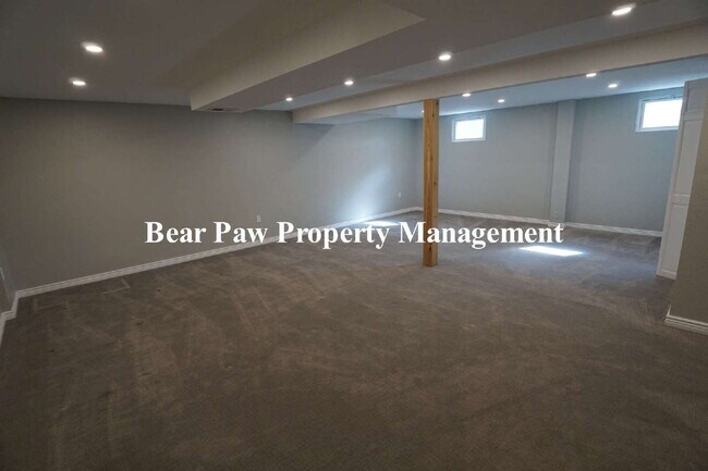 Building Photo - Lovely 4 Bedroom Home Golden!!