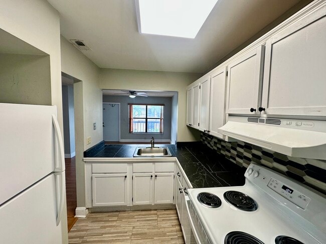 Building Photo - 2570 W 67th Pl