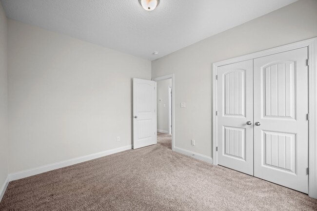 Building Photo - 505 E Black Water Ln