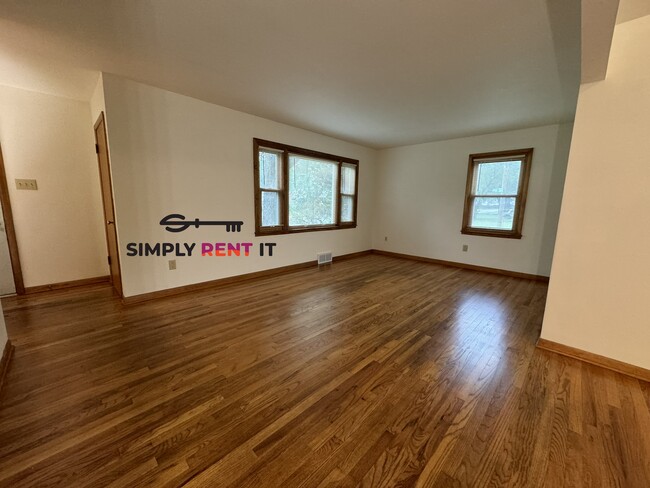 Building Photo - 4 Bedroom Near Campus with Hardwood Floors!