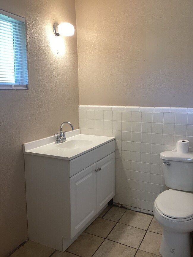 Building Photo - Country living close to town in Portales!