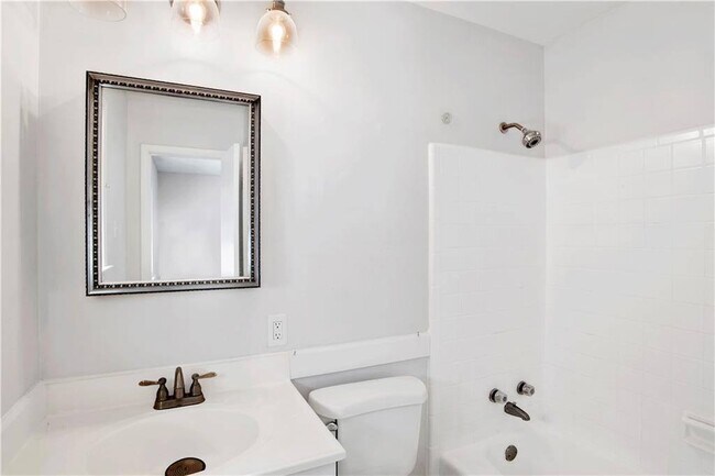 Building Photo - 2704 Woodcliff Dr E