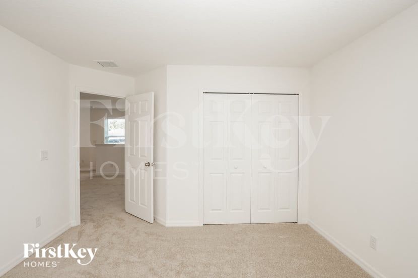 Building Photo - 5086 Royal Point Ave