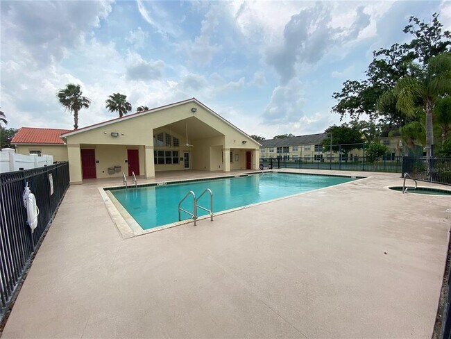 Building Photo - 2810 Club Cortile Cir