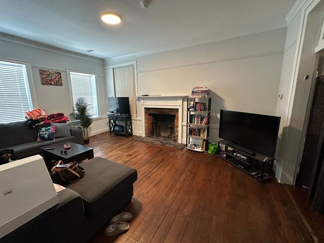 Building Photo - Charming Apartment is Downtown Fredericksburg