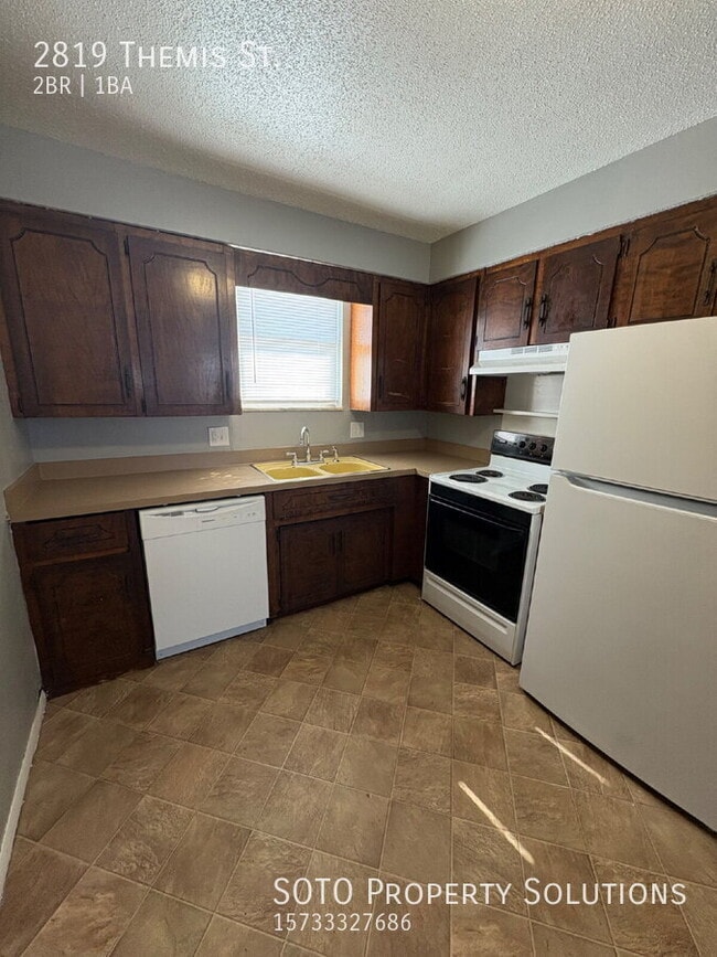 Building Photo - 2819 Themis St