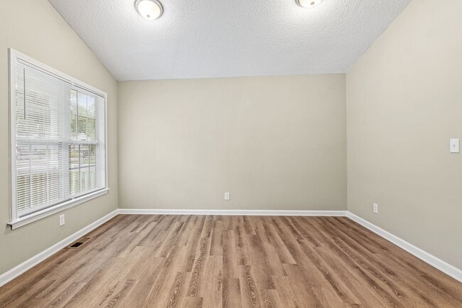 Building Photo - Welcome to this charming 4 bedroom, 2 bathroom home located in Greensboro, NC.