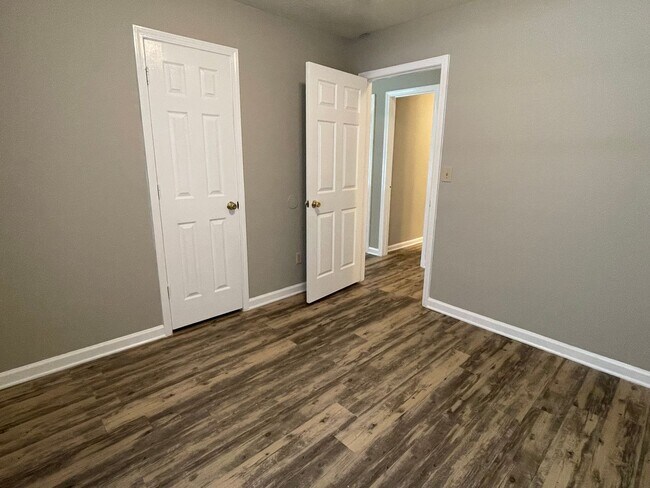 Building Photo - SW Updated Home - Wood Laminate Flooring, Front Porch & Deck!